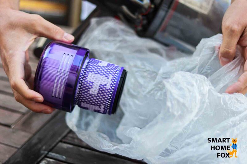 Выбивание фильтра аккумуляторного пылесоса в пакете